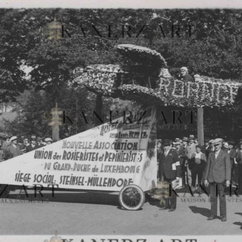 Carte des années 30 d'une fête des fleurs avec avion et Louis Hemmer