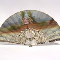 Eventail Louis XV en nacre gravée avec scène galante et motifs floraux