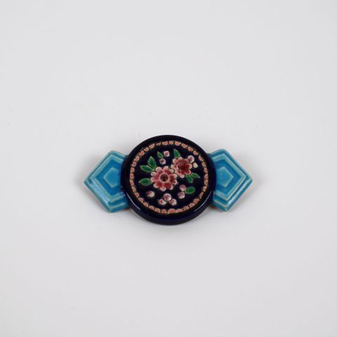 Broche en émaux Art Déco : fleurs roses sur fond bleu, 8 x 5 cm