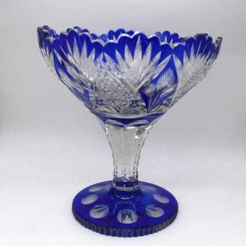 Superbe coupe-drageoir en cristal taillé bleu et blanc sur pied, 22 cm de hauteur