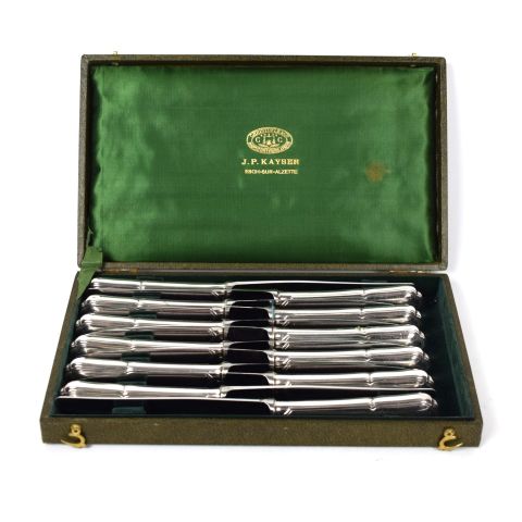 Coffret de 12 couteaux Ercuis modèle Chinon en métal argenté, très bon état