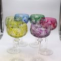 Enchères : Suite de six verres à pied en cristal coloré et taillé