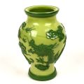 Vase en verre de Pékin : Décor de bouddhas chevauchant dragon et tigre