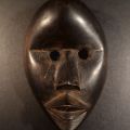 "Masque Passeport" : Petit masque en bois avec patine sombre de l'Afrique occidentale