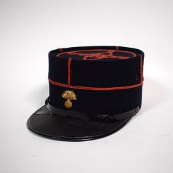 Képi de pompier authentique avec galon rouge et détails vintage des années 50