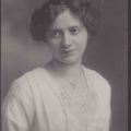 Portrait photographique d'une jeune femme par Charles Grieser, vers 1900