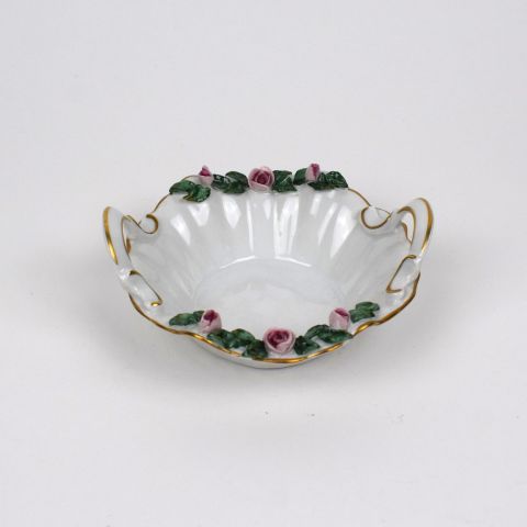 Petit panier en porcelaine blanche décoré de roses, milieu du XXe siècle