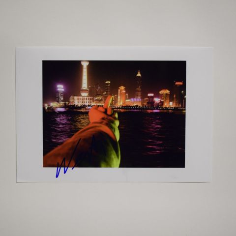 Photographie signée d'Ai Weiwei, tirage 20 x 29 cm au marqueur bleu