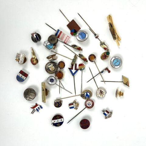 Collection de 39 insignes et pin's de clubs et associations sportives diverses