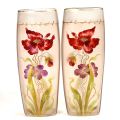 Paire de vases en verre émaillé ornés d'orchidées, début XXe siècle
