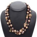 Collier Chanel fantaisie à perles et strass, fermoir fleuri avec étui
