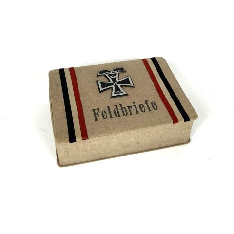 Boîte militaire aux couleurs allemandes, Croix de Guerre et mention Feldbriefe