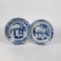 Deux assiettes japonaises en porcelaine bleue et blanche, diamètre 21 cm