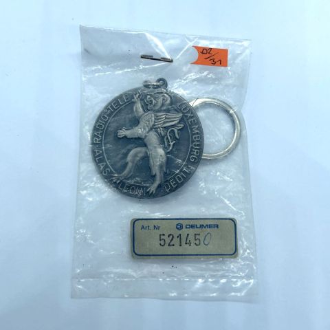 Porte-clef Radio-Télé "Alas leonis dedit" en métal argenté, diamètre 43 mm