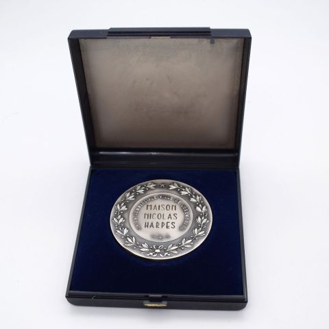 Médaille commémorative en métal blanc : 80 ans de la maison Harpes 1899-1979