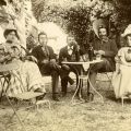 Frühes Foto: Bürgerliche Familie posiert verkleidet in einem ländlichen Garten.
