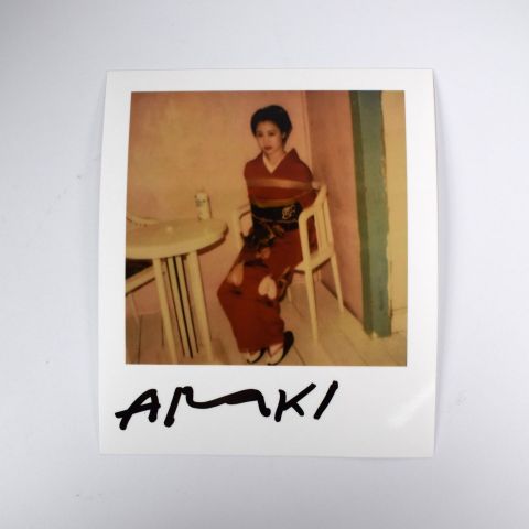 Photographie polaroid de Nobuyoshi Araki : Geisha ligottée sur chaise