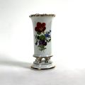 Vase Meissen en porcelaine décoré de fleurs, avec pieds ajourés