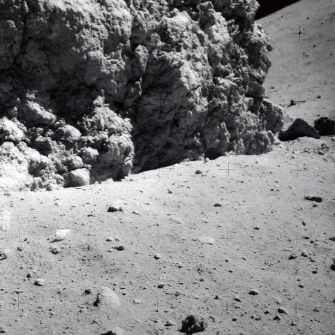 NASA Mission Apollo 16. Vue rapprochée d'un rocher lunaire