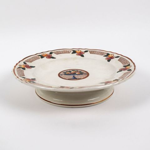 Assiette en émaillés de Longwy, décor peint de fruits, signée Maurice Longwy