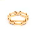 Bracelet en métal doré à grosses mailles articulées, longueur 17 cm
