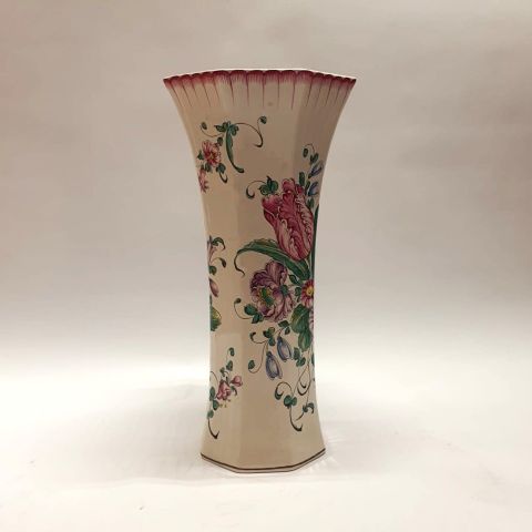 Vase octogonal en faïence fait main, décor floral par Géo Martel, Strasbourg