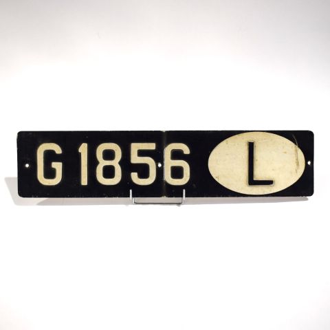 Plaque d'immatriculation luxembourgeoise avec logo "L", signée J. GRUN, 12 x 53 cm