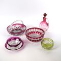 Ensemble de cristaux taillés : saladier, coupes, ramequin et carafe en harmonie
