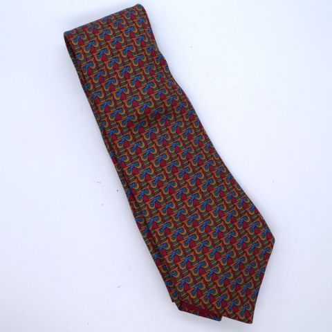 Cravate en soie modèle Paon : élégance colorée signée HERMES.