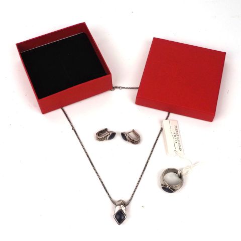 Parure en argent 925 et saphir : chaîne, pendentif, boucles d'oreilles, bague