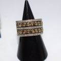 Bague en or blanc 18 ct sertie de diamants jaunes et pavage diamanté