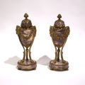 Paire d'urnes en marbre rose avec monture en bronze Napoléon III