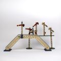 Duo d'éléments ferroviaires HORNBY : passerelle et portique avec signaux en bon état