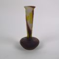 Vase soliflore Gallé : élégant décor floral en verre multicouche, signé et unique