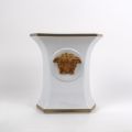 Vase en porcelaine Rosenthal x Versace avec décor doré et gorgone. H : 19 cm