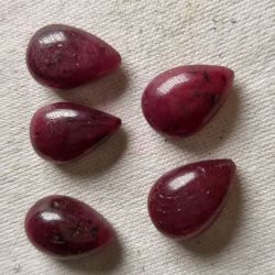 Auction: 5 rubies of 42.35 Ct without certificate, pear cabochon cut