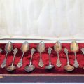 Lot de 11 petites cuillères en Argent 800, ornées de motifs néo-baroques