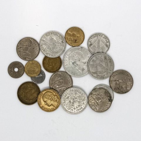 Réunion de 18 pièces de monnaie françaises de 1926 à 1967