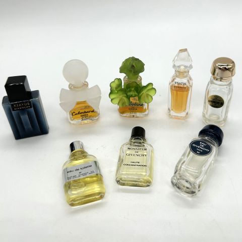 Assortiment de 10 flacons miniatures de parfum GIVENCHY et GRES en excellent état