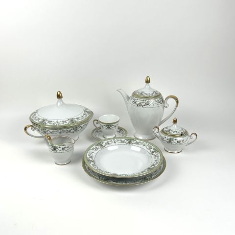 Service en porcelaine Tirschenreuth avec décor floral vert et doré complet