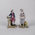 Paire de figures XVIIIème siècle avec panier en faïence polychrome, 22 cm