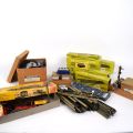 Ensemble Märklin : rails, aiguillages, pupitres et accessoires divers en bon état