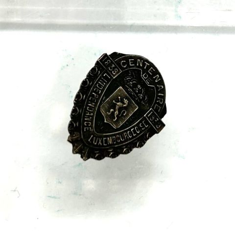 Broche du Centenaire en métal blanc, 1939, hauteur 25 mm à collectionner