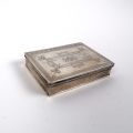 Tabatière en argent ciselé, décor livre, anglaise, vers 1720, 51.86g
