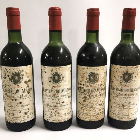Lot de 4 bouteilles Château du Mignon Grand Cru 1982, étiquettes piquées