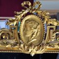 Grand miroir en stuck doré