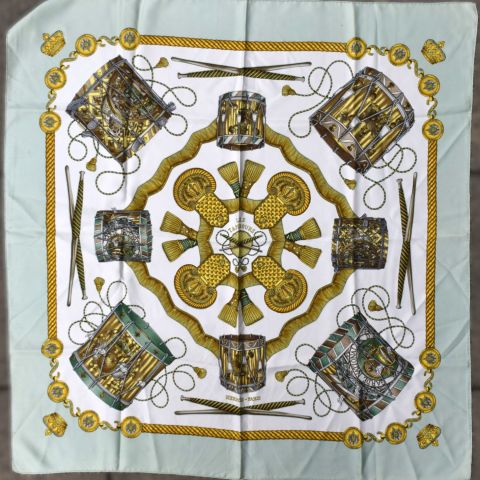 Foulard en soie Hermès "Les Tambours" par Joachim Metz, 1989, très bon état
