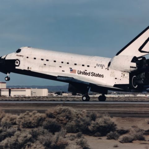 (NASA. DISCOVERY STS-42) Spectaculaire vue de profils de la navette spatiale