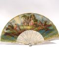 Eventail Louis XV en nacre et papier peint scène de loisirs