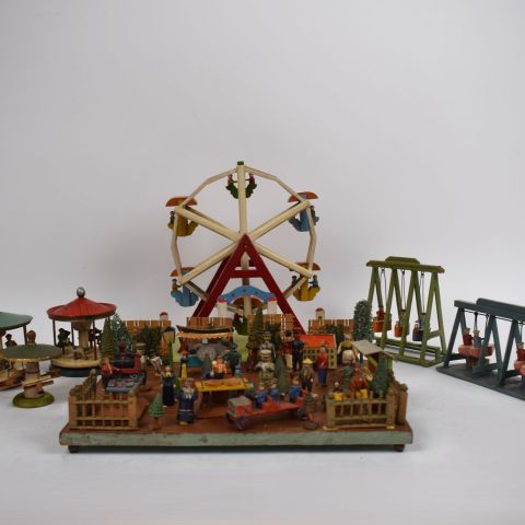 Ensemble de jouets en bois Erzgebirge : plateaux, personnages, balançoires et carousels